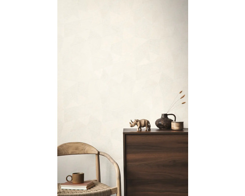 Pièce lumineuse avec commode, chaise et objets de décoration