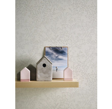 Papier peint à motif végétal, étagère en bois avec décoration