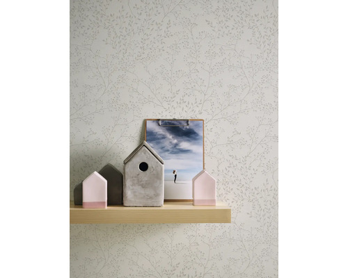 Papier peint à motif végétal, étagère en bois avec décoration