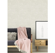 Salon décoratif avec papier peint à motifs, canapé et table d'appoint.