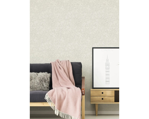 Salon décoratif avec papier peint à motifs, canapé et table d'appoint.