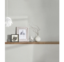 Dekorative Szene mit Regalboden, Bildern, Tischventilator und Blumenvase