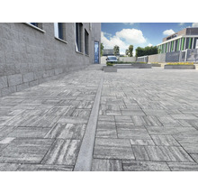 Place pavée avec rigole de drainage devant un bâtiment