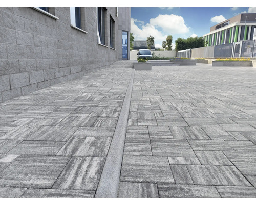 Place pavée avec rigole de drainage devant un bâtiment