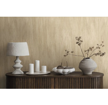 Nature morte décorative avec lampe, bougies, coupe de fruits et vase sur une commode.