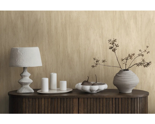 Nature morte décorative avec lampe, bougies, coupe de fruits et vase sur une commode.