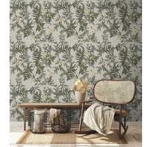 Dekoratives Zimmer mit botanischer Tapete, Bank und Korbschaukelstuhl.