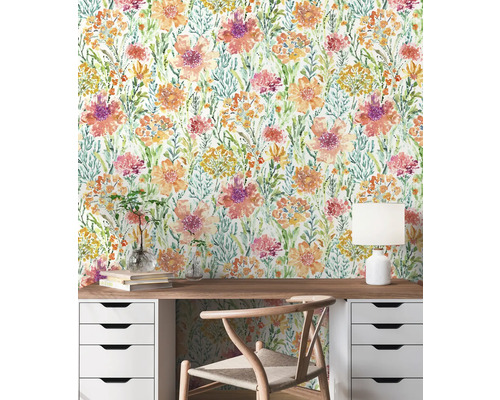 Scène avec papier peint à motifs floraux, bureau et chaise