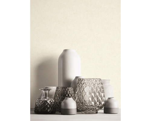 Divers vases décoratifs sur une table