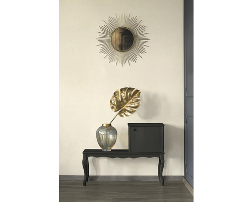 Scène décorative avec miroir, vase et armoire sur une table
