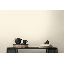 Scène décorative avec théière, tasse, livres et vases sur une table