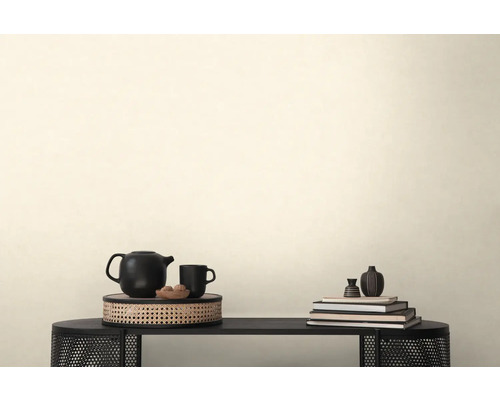 Scène décorative avec théière, tasse, livres et vases sur une table