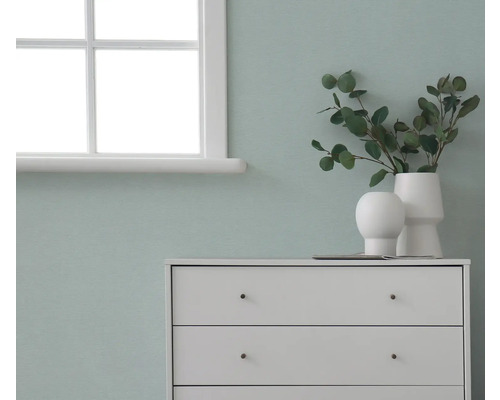 Commode avec décorations devant un mur près d'une fenêtre