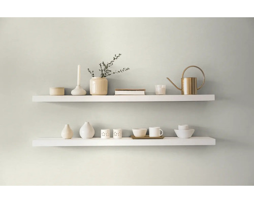 Deux étagères blanches avec des objets décoratifs sur un mur