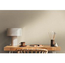 Scène avec bureau, lampe et matériel de peinture devant un mur