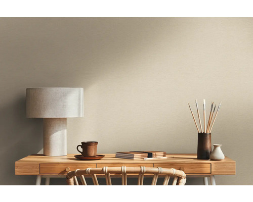 Scène avec bureau, lampe et matériel de peinture devant un mur