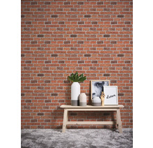 Espace de vie avec mur de briques rouges et décoration sur un banc