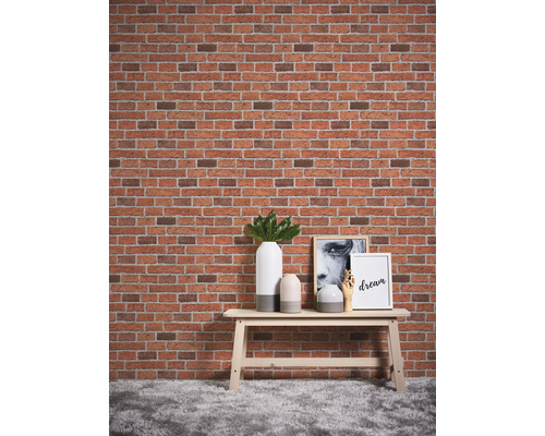 Espace de vie avec mur de briques rouges et décoration sur un banc