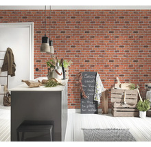 Cuisine lumineuse avec papier peint en briques et îlot de cuisine