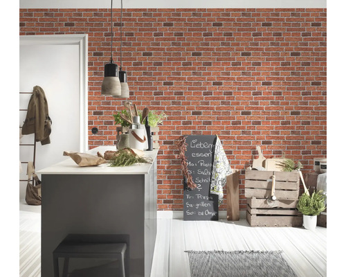 Cuisine lumineuse avec papier peint en briques et îlot de cuisine