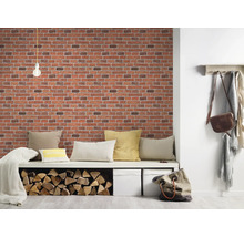 Mur en briques décoratif dans le salon avec coin salon et stockage du bois