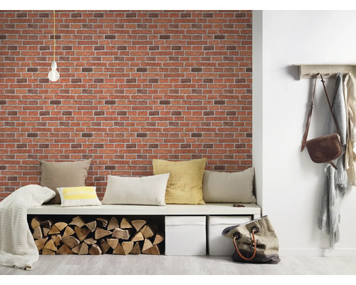 Mur en briques décoratif dans le salon avec coin salon et stockage du bois