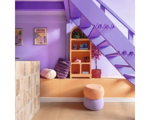 Intérieur avec escalier violet, étagère orange et éléments décoratifs tels que des coussins et des poufs
