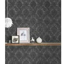 Décoration murale décorative avec papier peint à motifs et accessoires de décoration intérieure sur une étagère