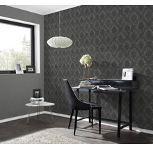 Exemple d'aménagement avec bureau, chaise, table d'appoint et papier peint à motifs