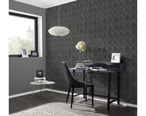 Exemple d'aménagement avec bureau, chaise, table d'appoint et papier peint à motifs