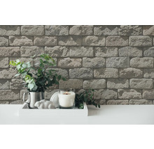 Décoration murale avec papier peint aspect pierre, décoration sur table blanche