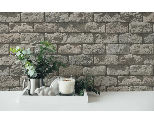 Décoration murale avec papier peint aspect pierre, décoration sur table blanche