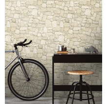 Raum mit Tapete in Steinoptik, Fahrrad, Schreibtisch und Barhocker