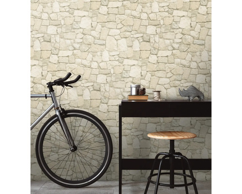 Raum mit Tapete in Steinoptik, Fahrrad, Schreibtisch und Barhocker