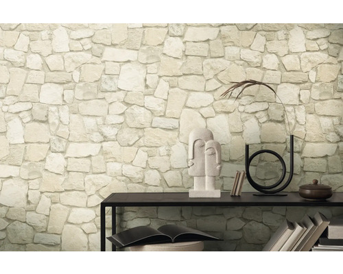 Innenraum mit Steinmauer-Tapete und Dekoration auf einem Regal