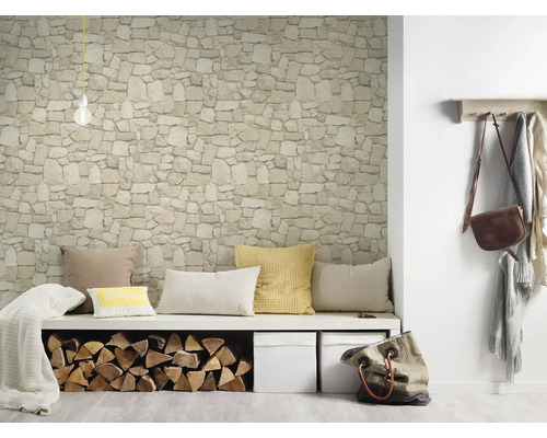 Wohnraum mit Steinwandtapete, Sitzbank mit Kissen, Holz und Aufbewahrungsboxen