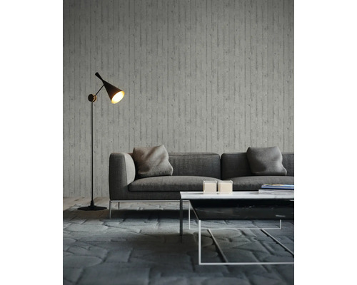 Wohnzimmer mit Sofa, Stehlampe und Couchtisch