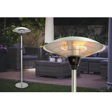 Zwei Terrassenstrahler auf einer Terrasse mit Gartenmöbeln.