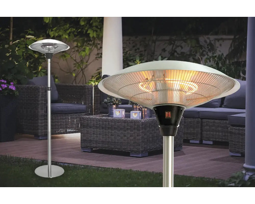 Zwei Terrassenstrahler auf einer Terrasse mit Gartenmöbeln.