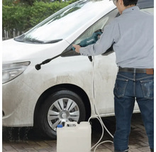 Mann reinigt Auto mit Hochdruckreiniger