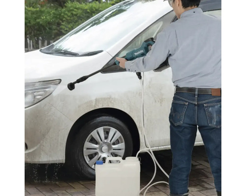 Mann reinigt Auto mit Hochdruckreiniger