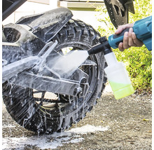 Motorradreinigung mit Schaumsprüher für eine gründliche Reinigung