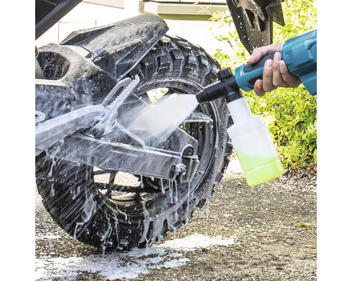 Motorradreinigung mit Schaumsprüher für eine gründliche Reinigung