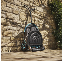 Tondeuse hélicoïdale Gardena devant un mur de pierre