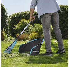 Scène de jardin avec un jardinier ratissant la pelouse avec un râteau à feuilles et un collecteur de gazon de Gardena