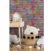 Chambre d'enfant décorative avec papier peint à motifs, table de chevet et jouets