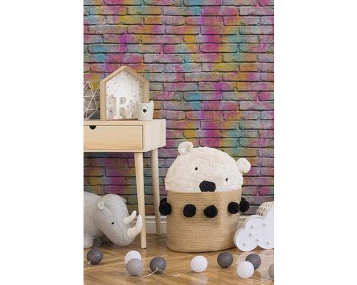 Chambre d'enfant décorative avec papier peint à motifs, table de chevet et jouets