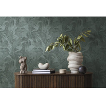 Innenraum mit einem Schrank, Dekorationsgegenständen und einer grünen Blättertapete