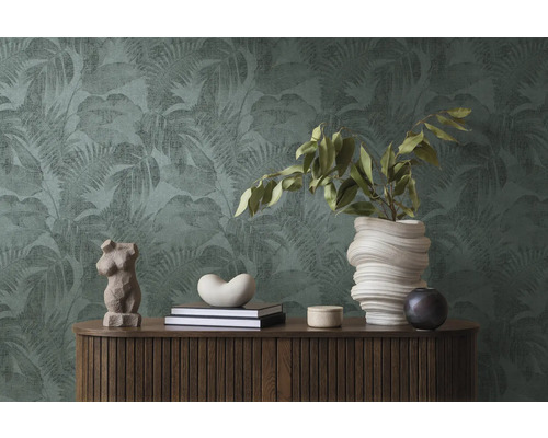 Innenraum mit einem Schrank, Dekorationsgegenständen und einer grünen Blättertapete