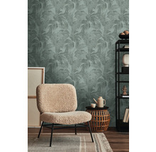 Einrichtungsbeispiel mit einer Deko-Tapete mit Pflanzenmuster, einem Sessel, einem Beistelltisch und einem Regal.